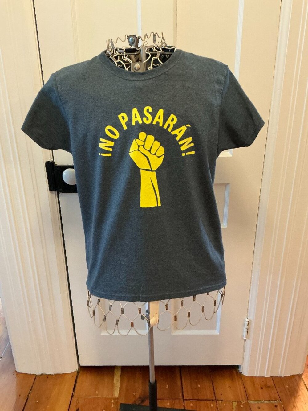 No Pasaran! They shall not pass t-shirt (M)